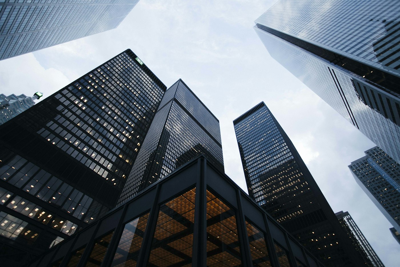 Arquitetura de edifícios vista de baixo